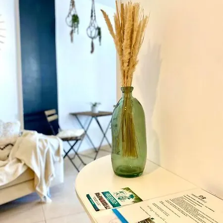 Apartment Palm Trees - Americas